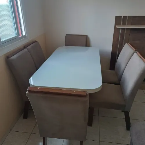 Vendo mesa trincada, com 6 cadeiras estofadas.