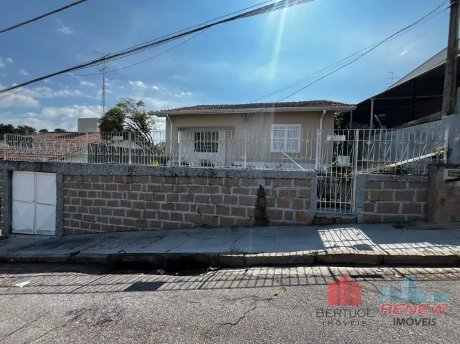 Casa à venda no Centro de Vinhedo com jardim, quintal e gramado