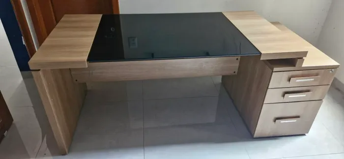 Mesa escritório executiva com tampo de vidro