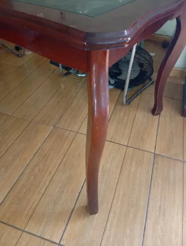 Mesa de madeira com tampo de vidro