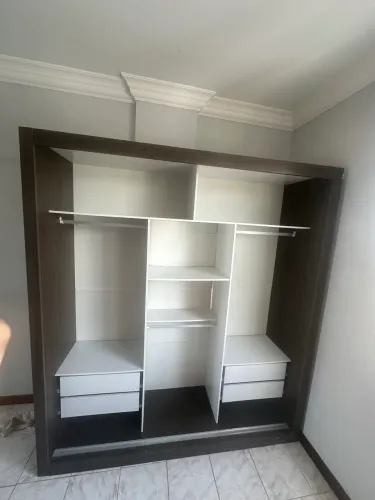 Guarda roupa 3 portas de vidro, bem dividido e espaçoso