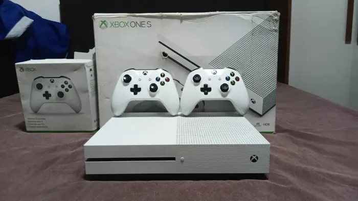 Xbox one s 1 TB Com 2 controles caixa original e cabos originais