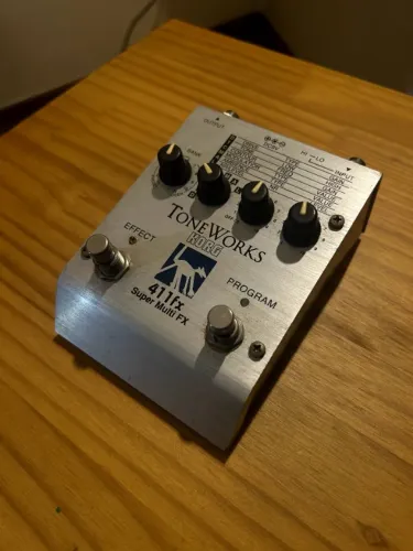 Pedal Korg ToneWorks Multi efeitos 411FX