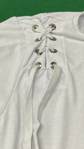 Camiseta long line com detalhes 