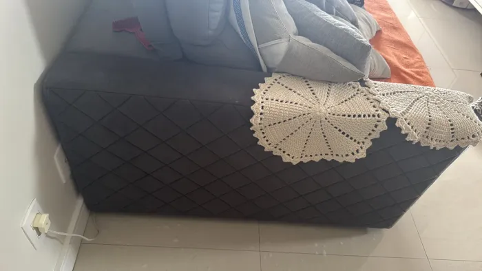 Sofá retrátil de 3 lugares semi novo cinza escuro 