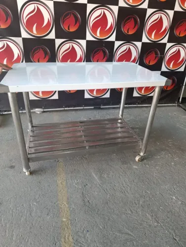 Mesa 1,23x73x83 lisa bem reforçada com rodízio pra facilitar a locomoção estádo de nova