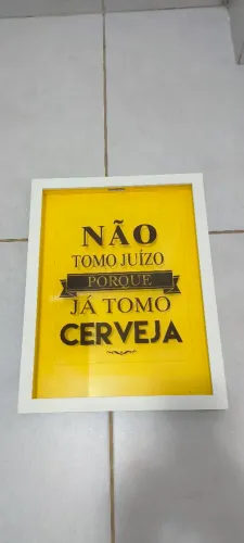 Quadro decorativo para colocar tampinhas de garrafa