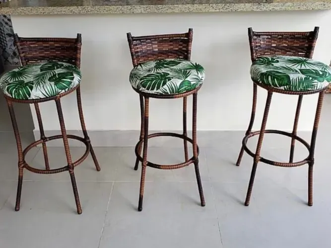 Banqueta de Luxo: Elegância em Fibra Sintética e Alumínio