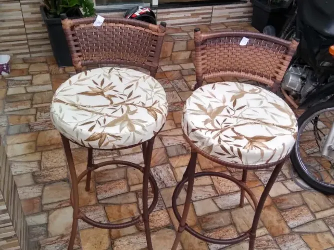 Banqueta de Alumínio: Design Moderno em Fibra Sintética