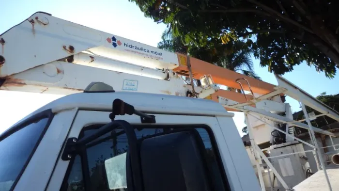 Volksvagem 8150 motor cummins ano 2010 com cesto aereo de 13m isolamento de 46 KVA