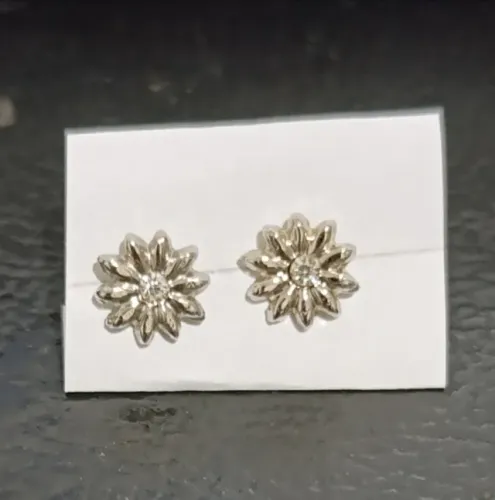 Brinco prata 925 flor com zircônia branca. Medida 0,7cm