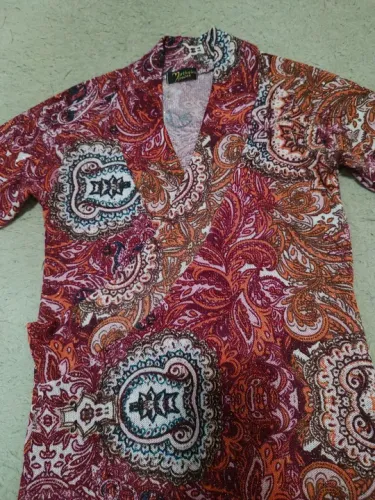 Vestido manga longa vermelho brilhoso.