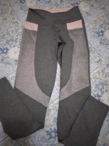 Legging cinza com detalhes em rosa