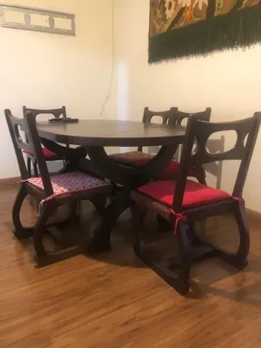 Conjunto de mesa de jantar e 6 cadeiras estofadas