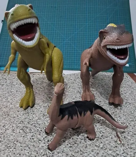 03 Dinossauros  Emborrachados 2X30cm e 1X17cm 