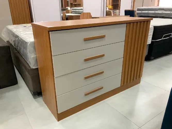 Cômoda em MDP e MDF com Ripas Decorativas e Tampo Reforçado