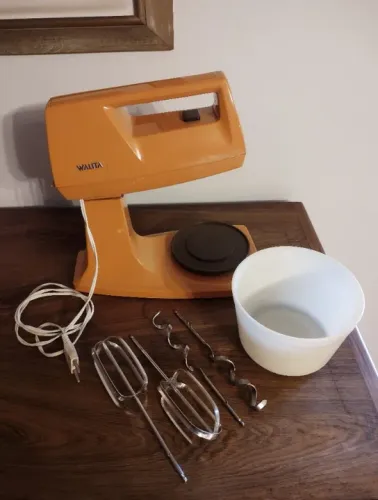 Batedeira Walita Caramelo 115 V- Anos 1980