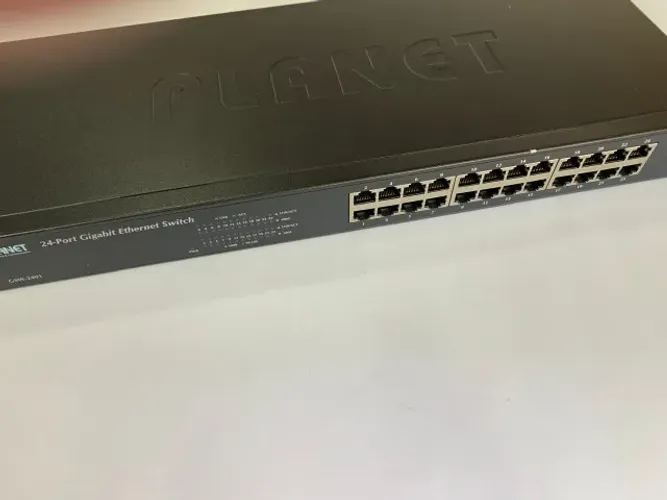 Switch 24 Portas Gigabit - 10/100/1000 Planet 2401