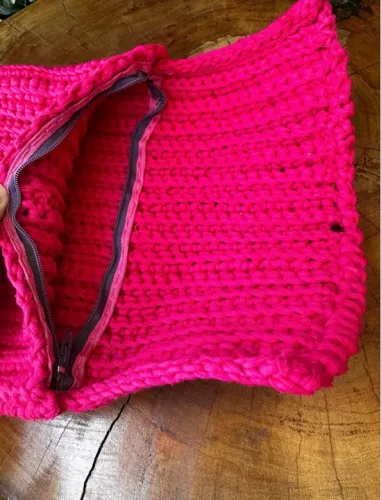 Clutch de crochê rosa com botão