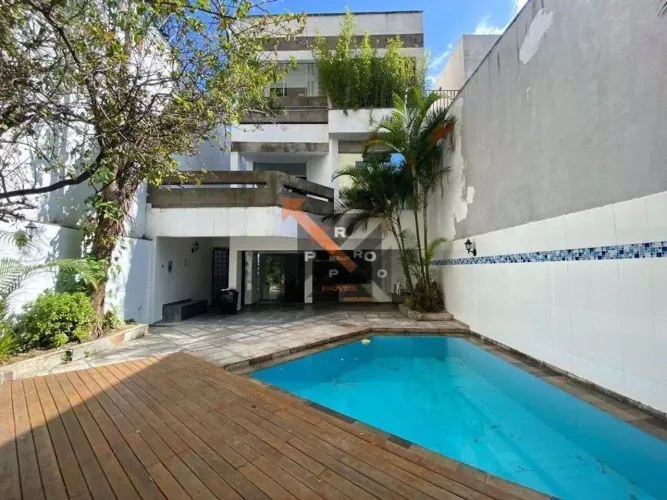 Casa c/ 7 quartos sendo 2 suítes , 3 vagas, Piscina e Churrasqueira no bairro Parque da Mo