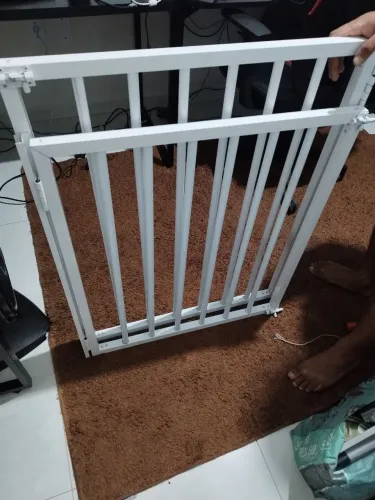 Dois portões de alumínio branco