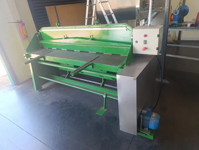 Guilhotina modelo IMAG 2m. Corta 1,5 no inox.2,5 no carbono usado.