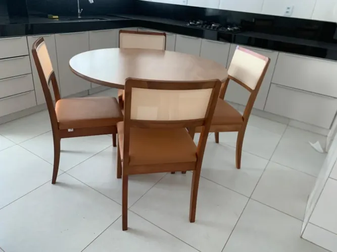 Mesa resistente de madeira 