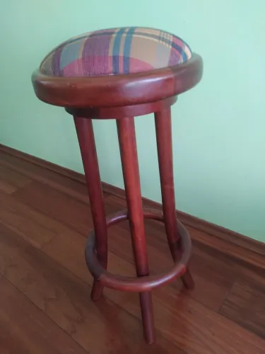 Banqueta alta de madeira giratória
