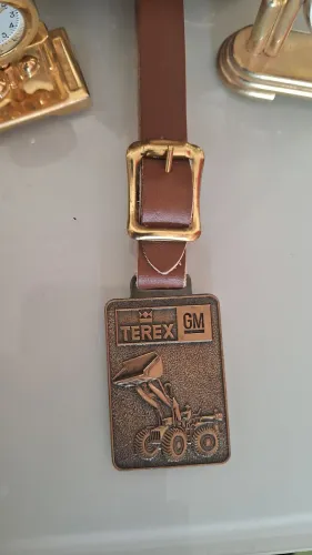 Trator GM TEREX Antigo e Raro Chaveiro da Marca 