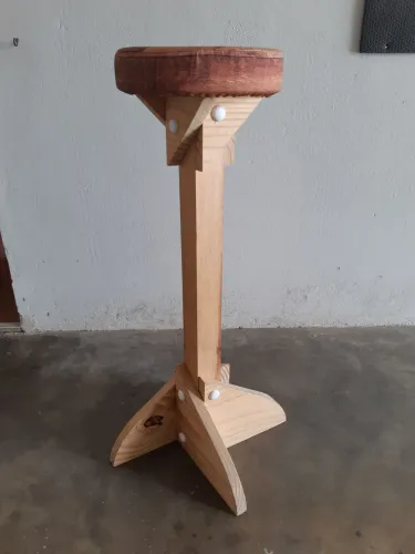 Banqueta de madeira rústica