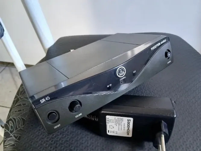 Microfone sem fio AKG SR45, somente a base. Acompanha fonte. Leia o anuncio.