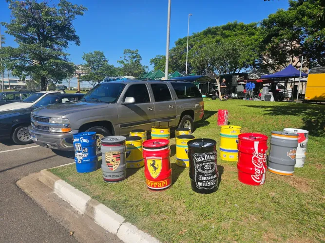 Lixeiras com suas marcas favoritas e mesas com Bamquinhos