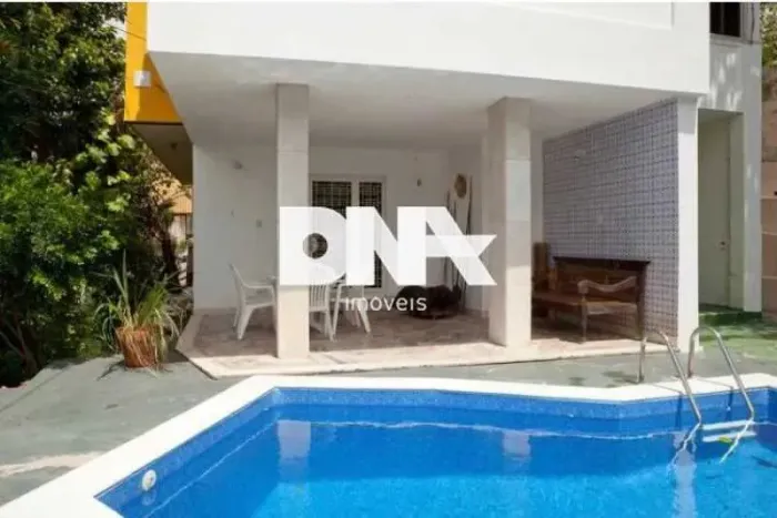 Casa de rua : / Residencial / Laranjeiras