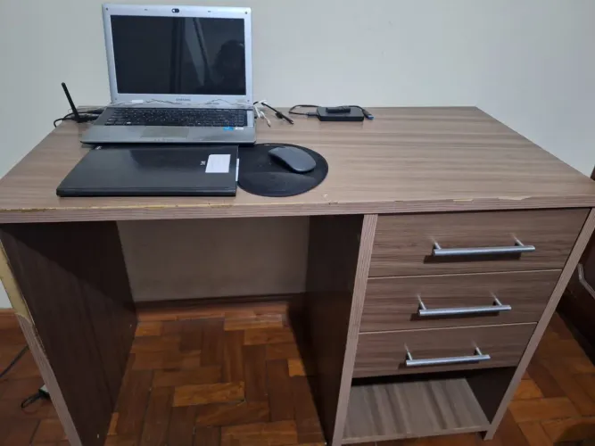 Escrivaninha em MDF com gavetas