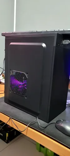PC com teclado e mouse