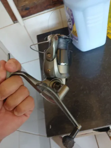 Molinete precinho de ocasião esse valor leva o conjunto molinete e a vara 30lbs