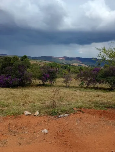 Terreno com água no fundo
