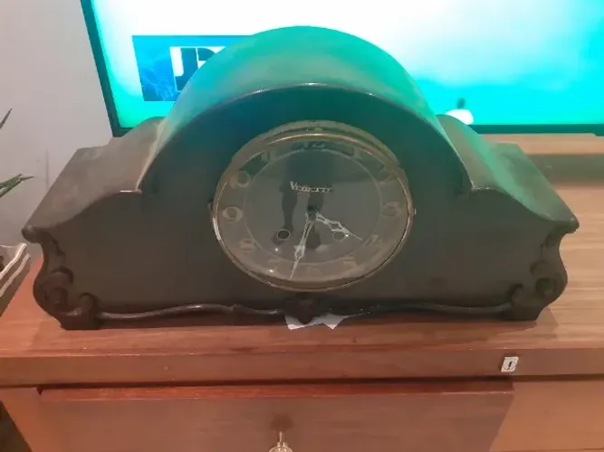 Relógio antigo de mesa com badalo, marca francesa Vedette, peça raríssima