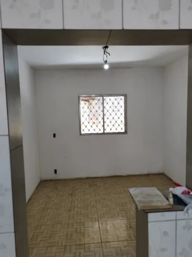 casa   de 2 quartos , sala, copa, cozinha + casa de três quartos para terminar.