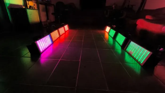 Kit Strobo RGB DMX + Pedestais - Completo para Festas e Eventos