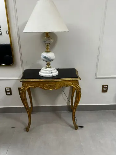 Mesa de Canto Clássica Dourada com Detalhes