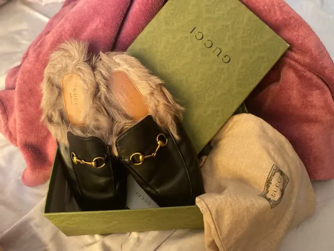 Mule Gucci com pelo