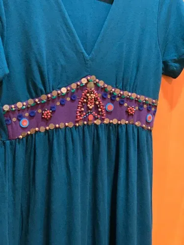 Vestido verde bordado na frente