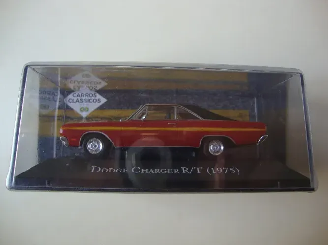 Miniatura - Dodge - Charger R/T 1975 - 1:43 - Lacrada