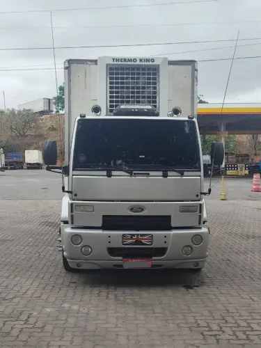 Caminhão Ford cargo 2422, 2010 truck baú frigorífico  gancheiro 642000  km original 