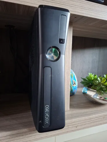 Xbox 360 original desbloqueado, com kinect, dois controles e 37 jogos inclusos
