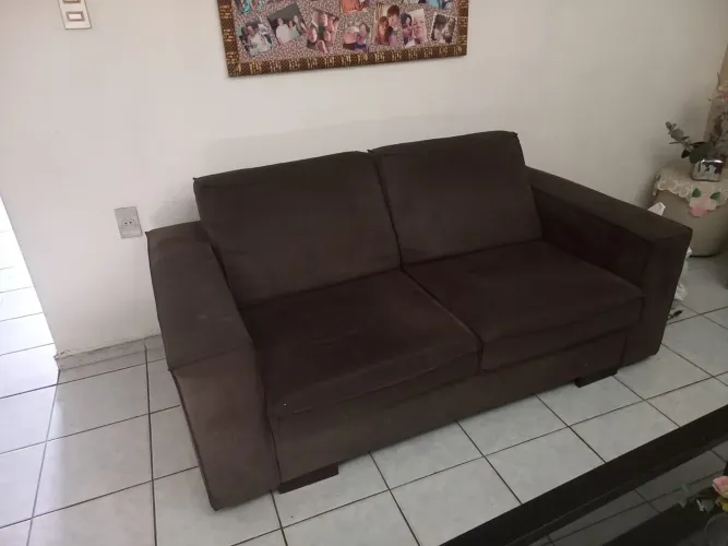Sofá dois lugares do grande comprado em loja de decoraçao  tecido suede