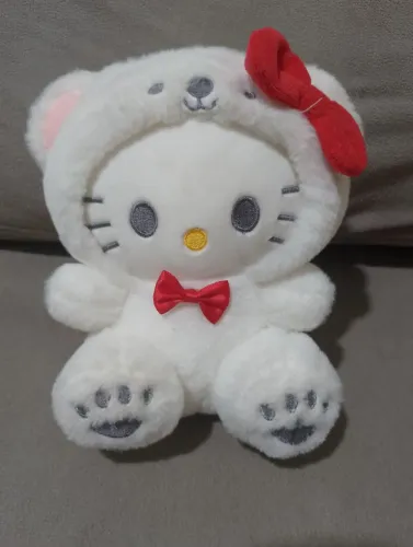 Hello Kitty de pelúcia com fantasia de ursinho - super fofa!