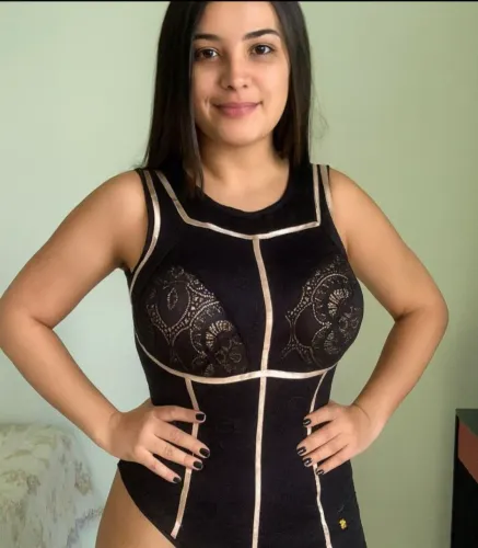 Body de renda preto com detalhes dourados