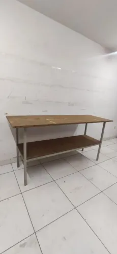 Mesa de trabalho com prateleira
